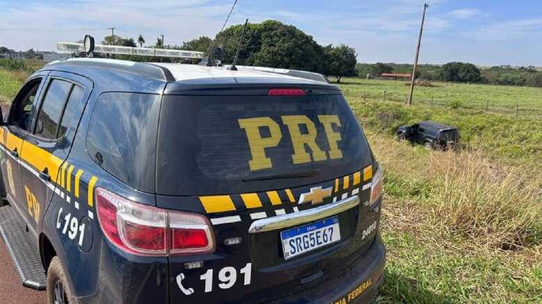 Pajero ficou nas margens da pista
