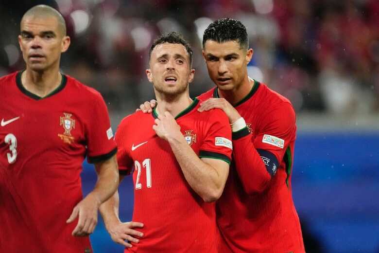Diogo Jota e Cristiano Ronaldo em ação pela Seleção de Portugal no ano passado