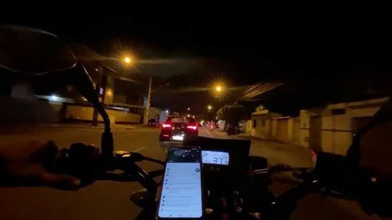 Motociclista de aplicativo trabalhando a noite | Imagem ilustrativa