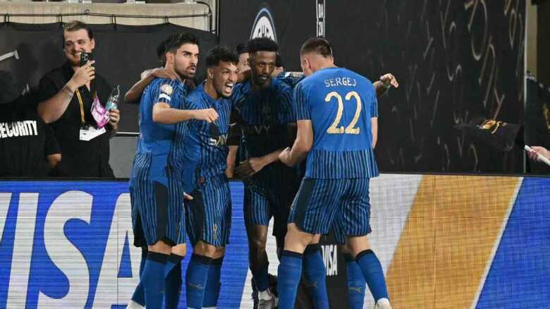 Jogadores do Al Hilal comemoram um dos gols marcados