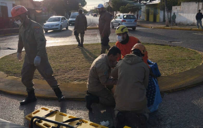 A menor foi socorrida pelo Corpo de Bombeiros