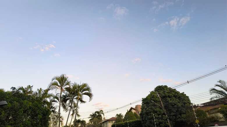 Céu azul e poucas nuvens 