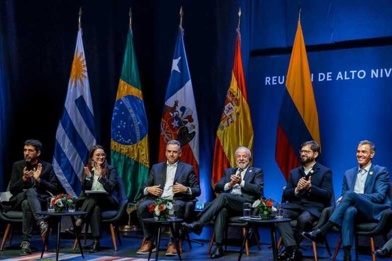 Os presidentes se encontraram com representantes da sociedade civil, do meio acadêmico e de centros de reflexão