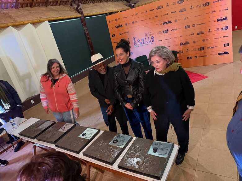 Primeiros artistas homenageados na Calçada da Fama de Bonito