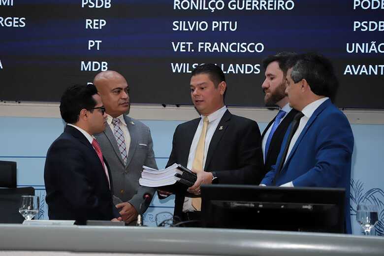 Vereador Otávio Trad entrega relatório da LDO