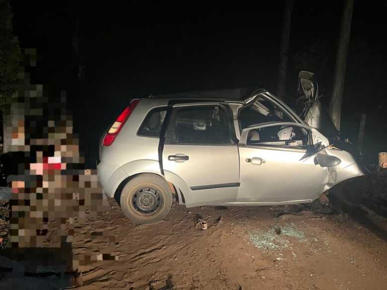Carro ficou bastante destruído no acidente