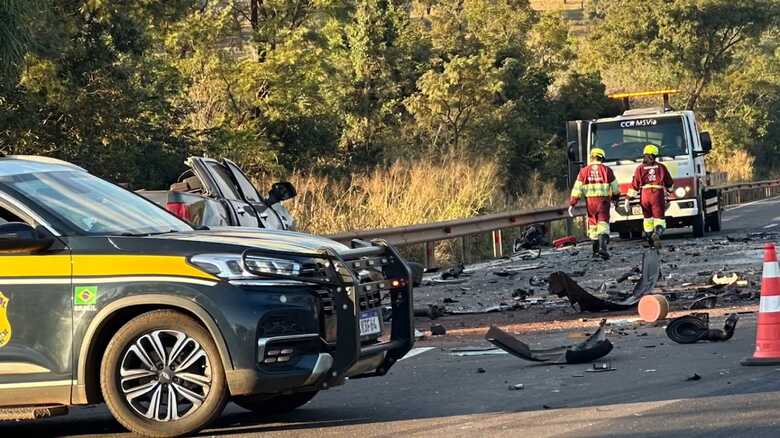 Caminhonete ficou destruída no acidente