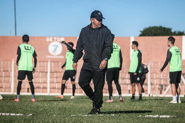 Operário durante treinamento com o técnico  Rhapael Pereira