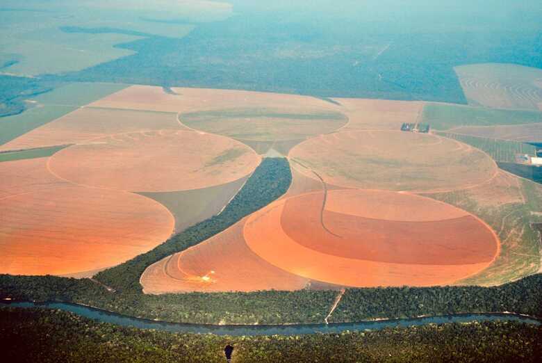 Rio Teles Pires no Mato Grosso, na transição do. Cerrado com a Amazônia. O rio é usado para irrigação com pivô central, enquanto é protegido por área de proteção permanente (APP).