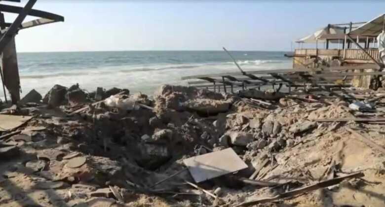 Região costeira de Gaza atingida por ataque de Israel  