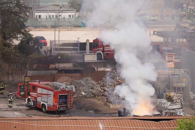 Bombeiros monitoram&nbsp;&aacute;rea da explos&atilde;o