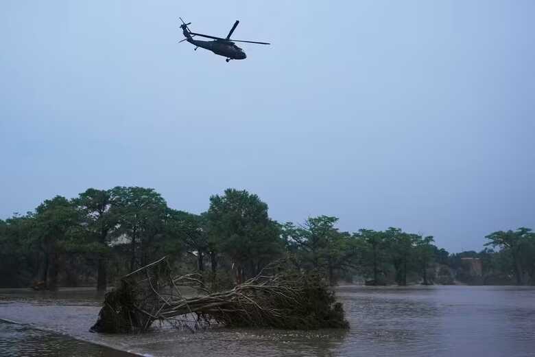 Helicóptero sobrevoa o Rio Guadalupe, no Texas, após enchentes 