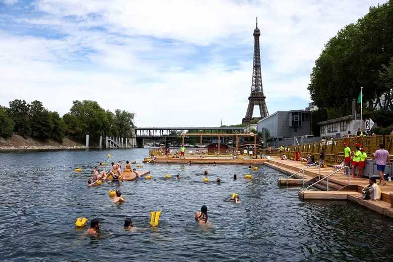 Banhistas nadam no rio Sena, em Paris, reaberto para banho, em 5 de julho de 2025