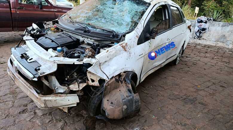 Carro ficou bastante danificado