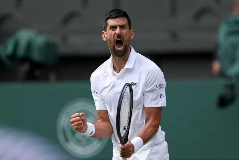 Djokovic comemora ponto contra De Minaur em Wimbledon 