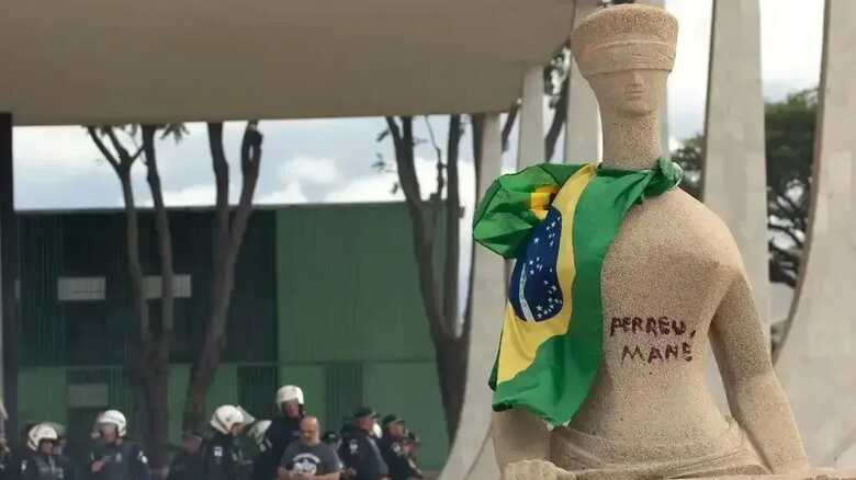 Estátua da Justiça, em frente ao Supremo Tribunal Federal (STF), pichada
