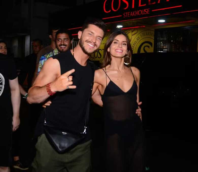 Camila Queiroz chegam em Copacabana para o show da cantora Mandonna 