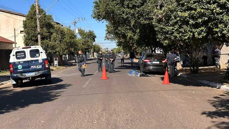 Motociclista foi arremessado para muito longe do impacto