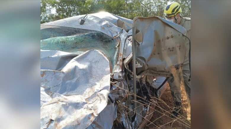 Veículo ficou destruído por conta do acidente