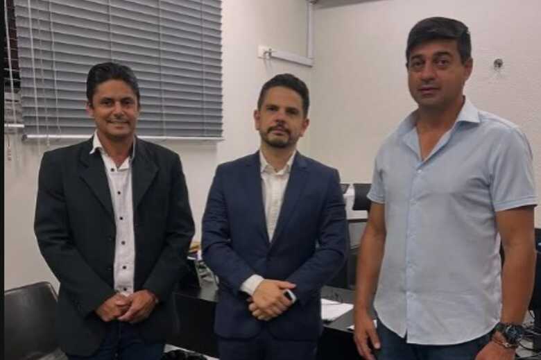 Celso Abrantes e seu vice, Marinho Serpa com o promotor Gustavo Henrique Bertocco