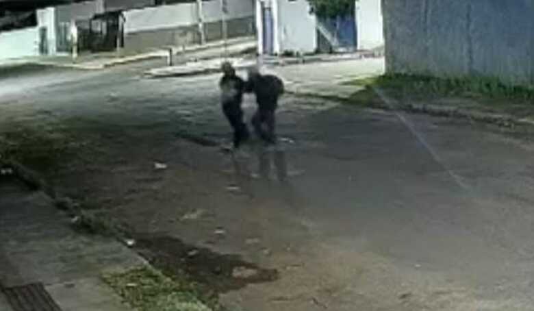 Morador de rua foi assassinado com várias facadas