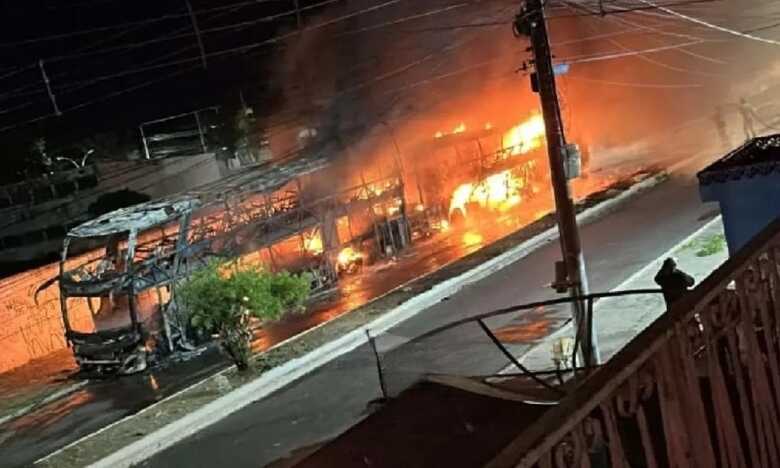 Ônibus foram consumidos pelas chamas