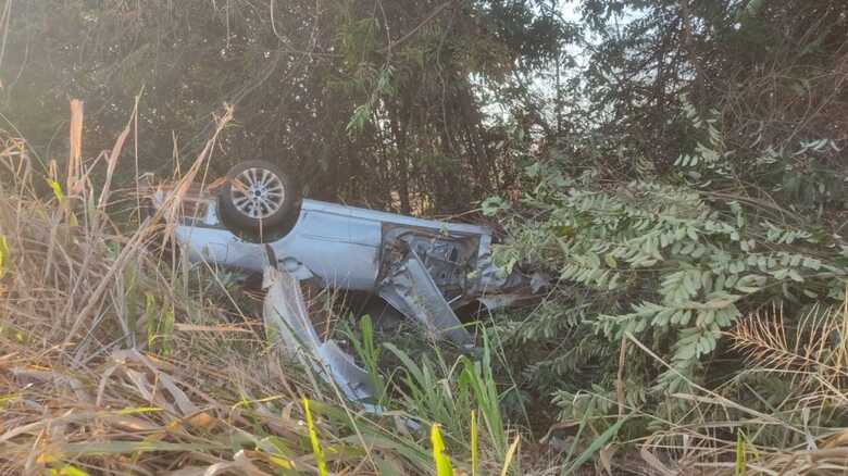 Carro ficou bem danificado no acidente
