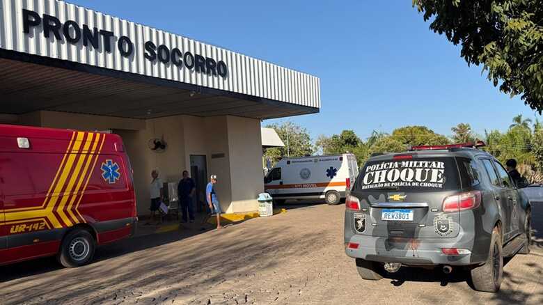 Marca de sangue na viatura, que tentou socorrer criminoso ao hospital