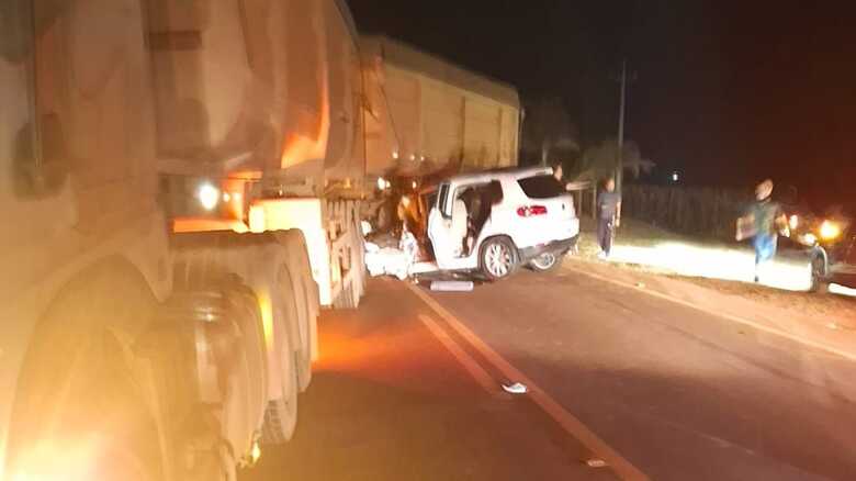 Carro ficou praticamente destruído no acidente
