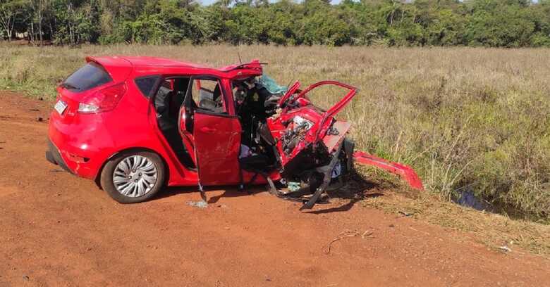 Carro ficou completamente destruído