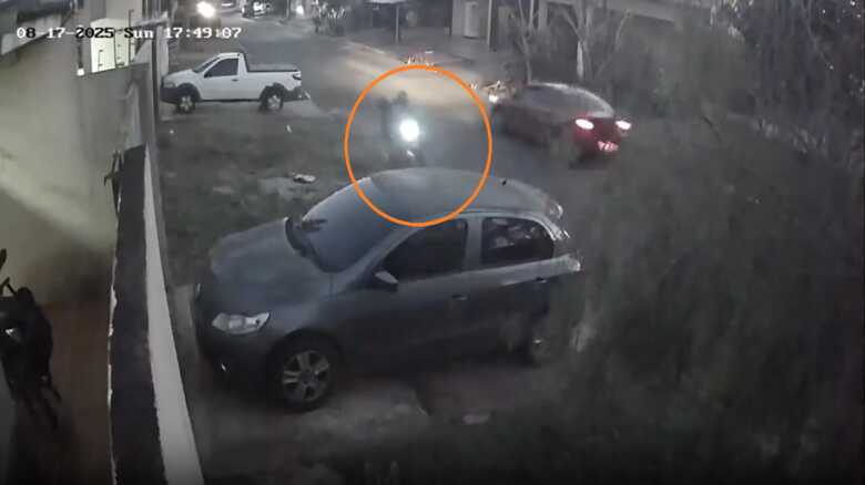 Motocicleta bateu em carro estacionado