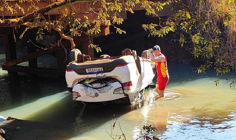 Carro estava com parte submersa e ninguém foi encontrado
