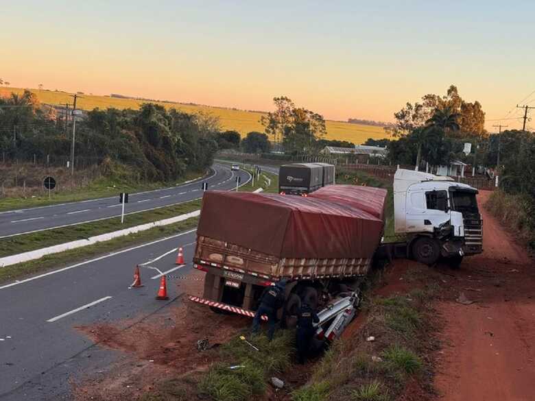 Veículo ficou completamente destruído no acidente