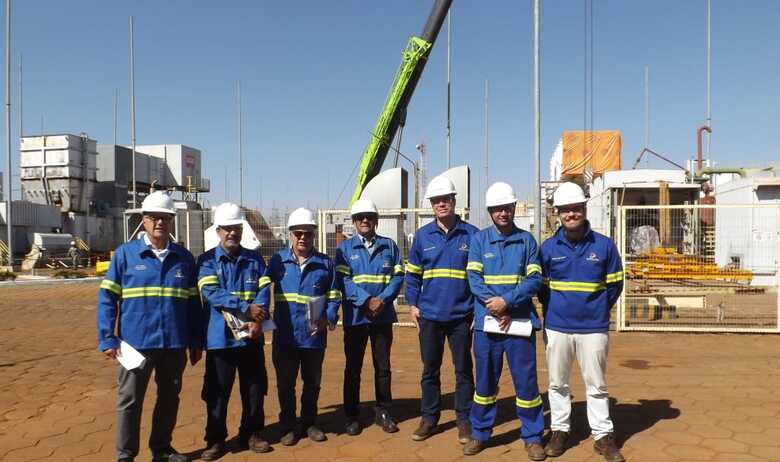 Equipe de engenheiros da AGEMS e da empresa DELTA, responsável pela usina