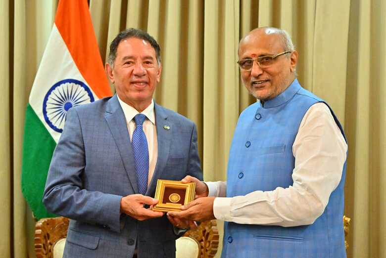 Presidente Gerson Claro recebeu presente de boas-vindas  do governador de Marahastra