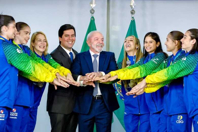 Foram duas pratas que garantiram o Brasil no pódio de um mundial da modalidade pela primeira vez na história