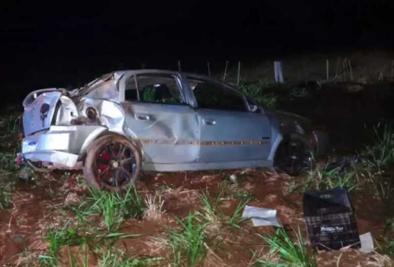 Carro ficou bastante danificado ap&oacute;s o acidente