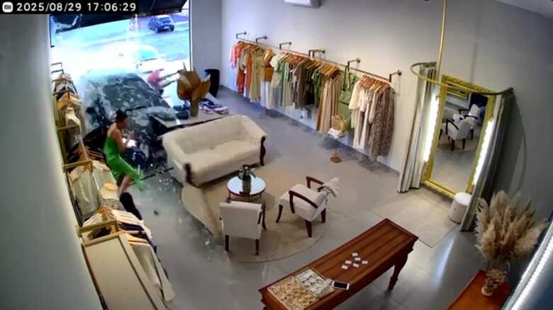 Carro quase atingiu mulheres na loja