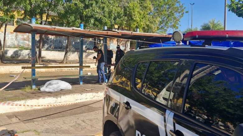 Vítima morreu no ponto de ônibus