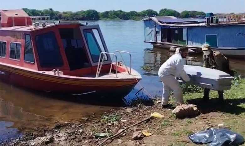 Corpo foi retirado com auxílio do Corpo de Bombeiros