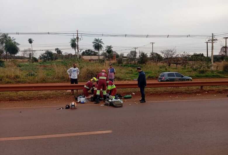 Motociclista chegou a ser socorrido com vida