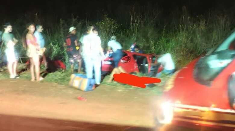 Carro foi parar nas margens da pista