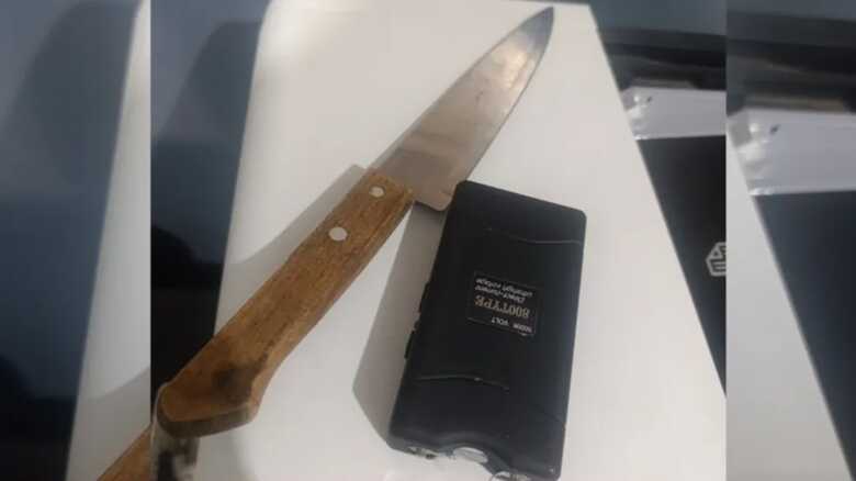 Faca e aparelho de choque el&eacute;trico usado pela filha