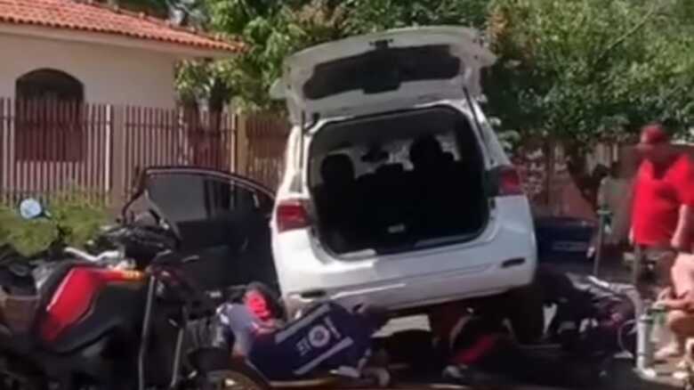 Carro precisou ser levantado para tirar a vítima