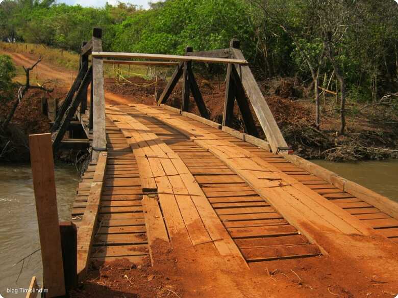 Ponte de madeira sobre o rio Botas