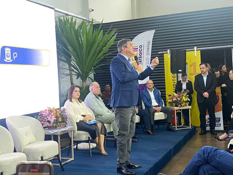 Governador Eduardo Riedel durante fala no Parktec CG