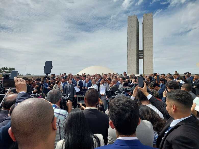 Parlamentares da oposição, durante entrevista coletiva nesta terça-feira