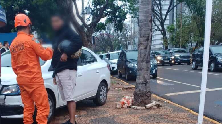 Carro invadiu a calçada e atingiu a gestante