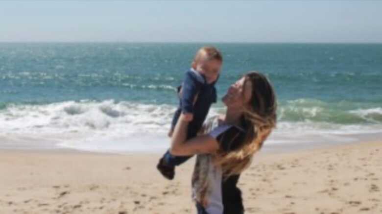 Anny e o filho, quando ele ainda era um bebê - hoje, já está bem crescido.