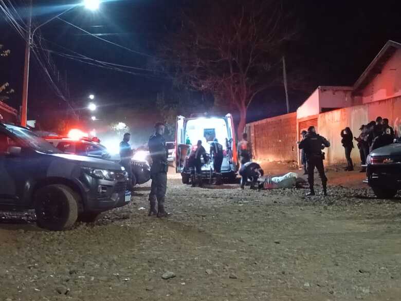 As vítimas foram beleadas na noite de ontem